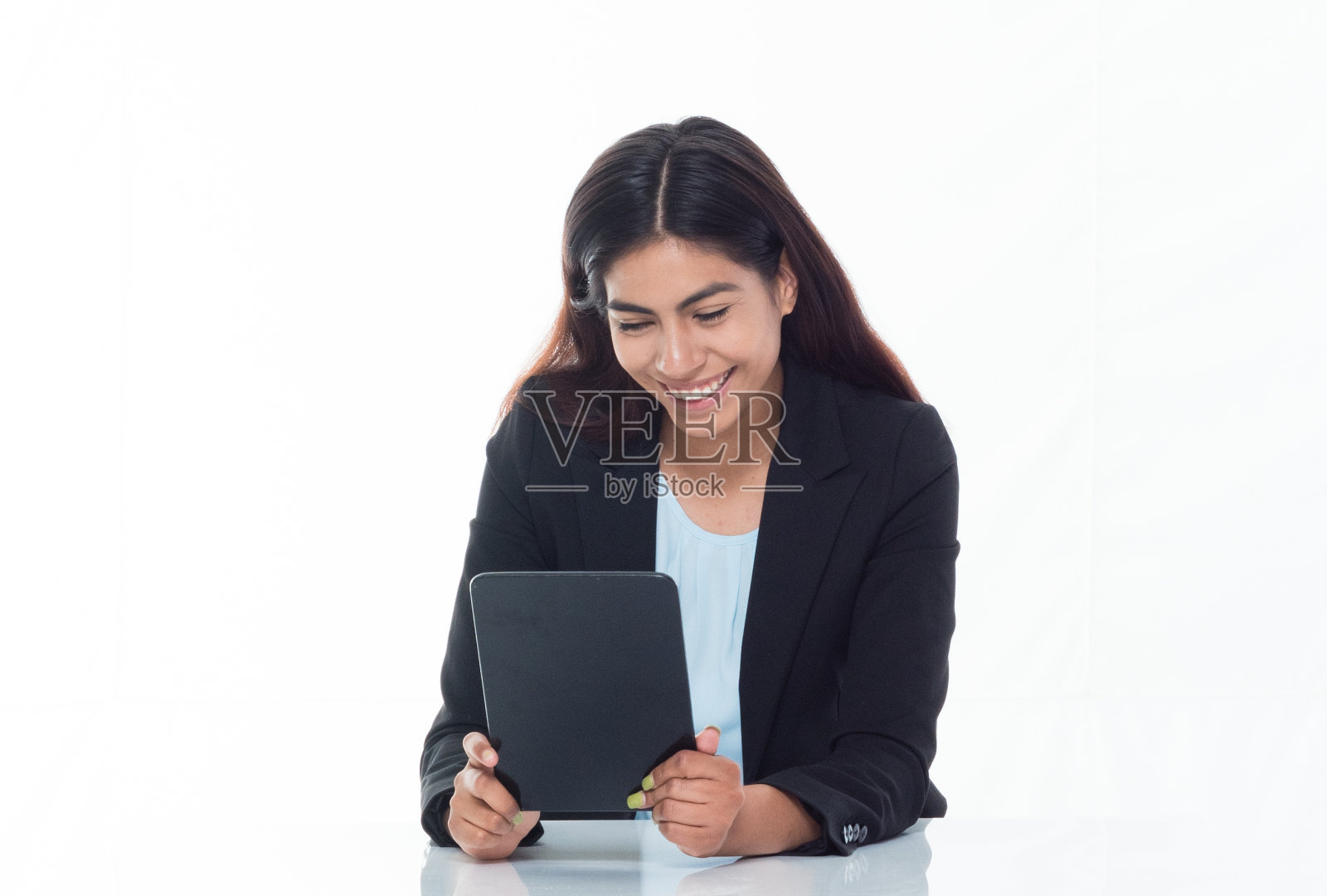 腰部以上的观点，商业女性使用一个数字平板电脑照片摄影图片