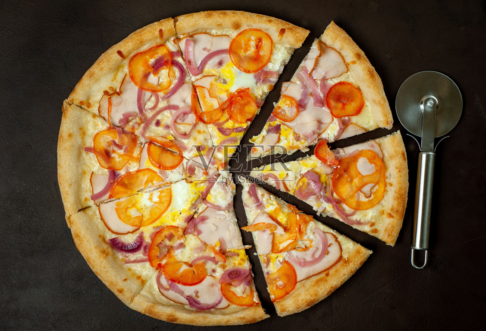 混凝土背景下的美味玛格丽塔披萨。热披萨俯视图。照片摄影图片