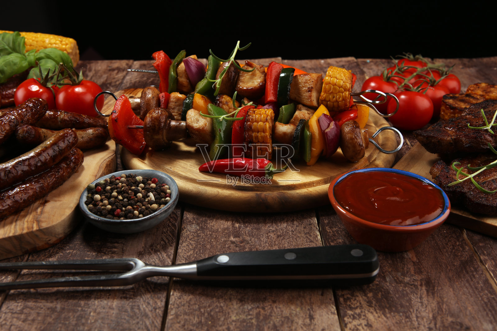 乡村餐桌上的美味烤肉串配蔬菜照片摄影图片