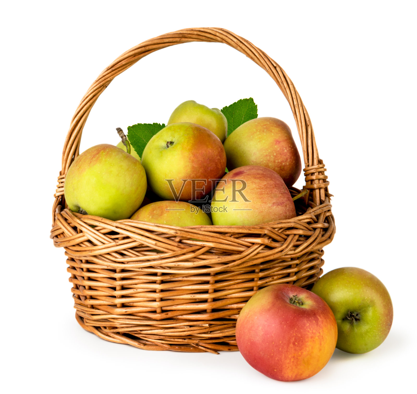 熟透的苹果在一个篮子里特写在一个白色。孤立的照片摄影图片