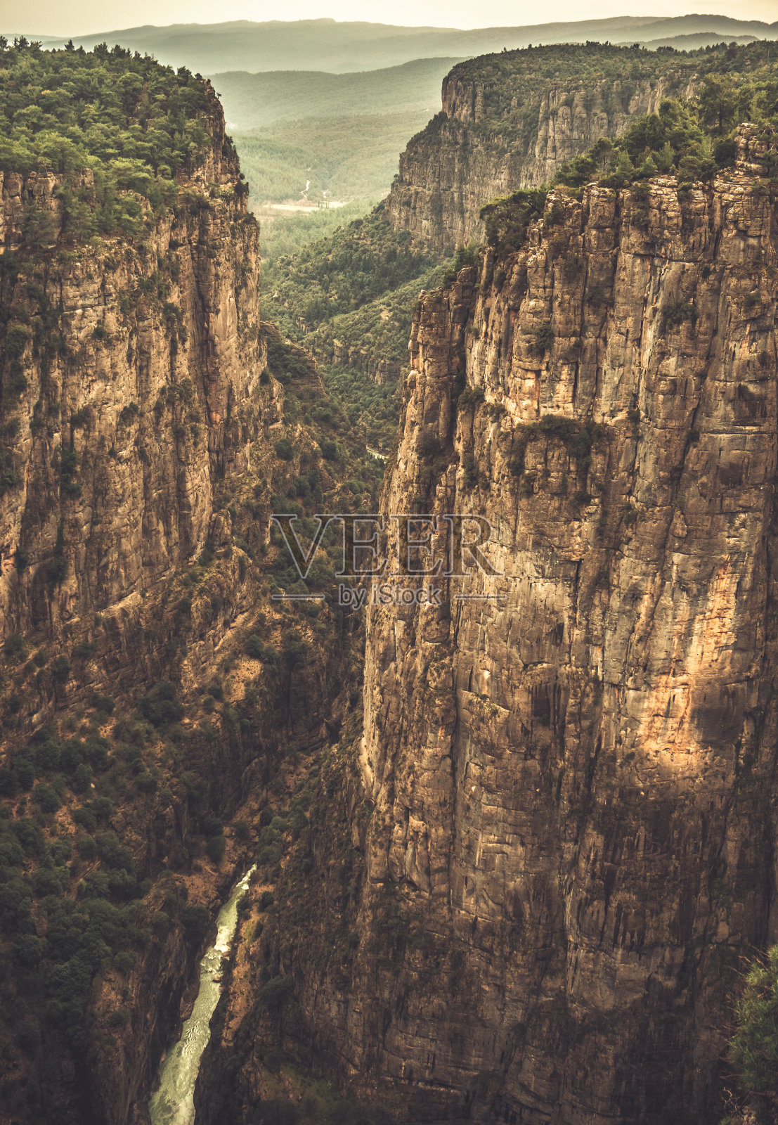 令人惊叹的塔兹峡谷(智慧谷)在马纳夫加特，安塔利亚，土耳其。巨大的山谷。照片摄影图片