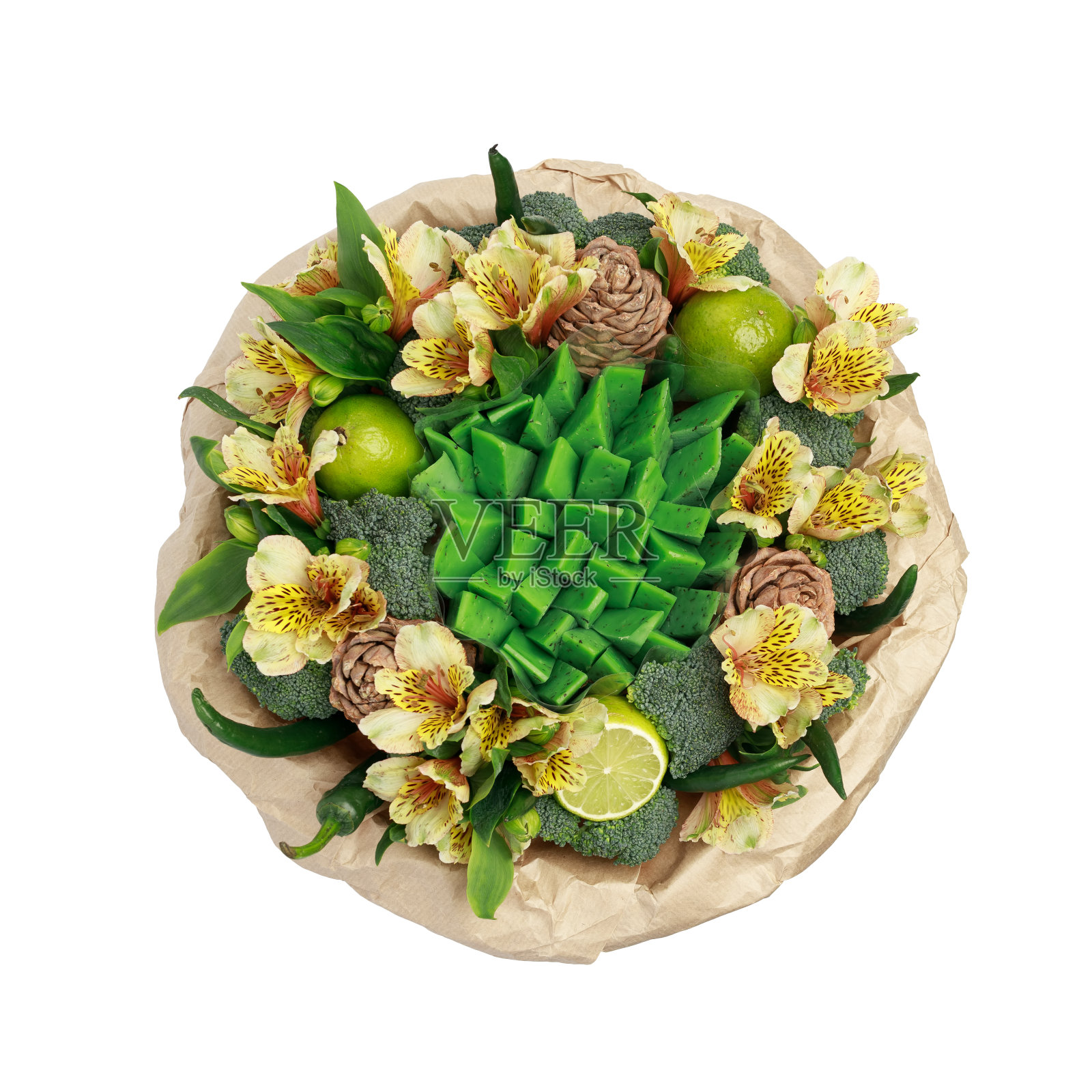 最初的礼物是一束鲜花、蔬菜和绿色奶酪，放在一个玻璃花瓶里，孤立在白色的背景上。俯视图照片摄影图片