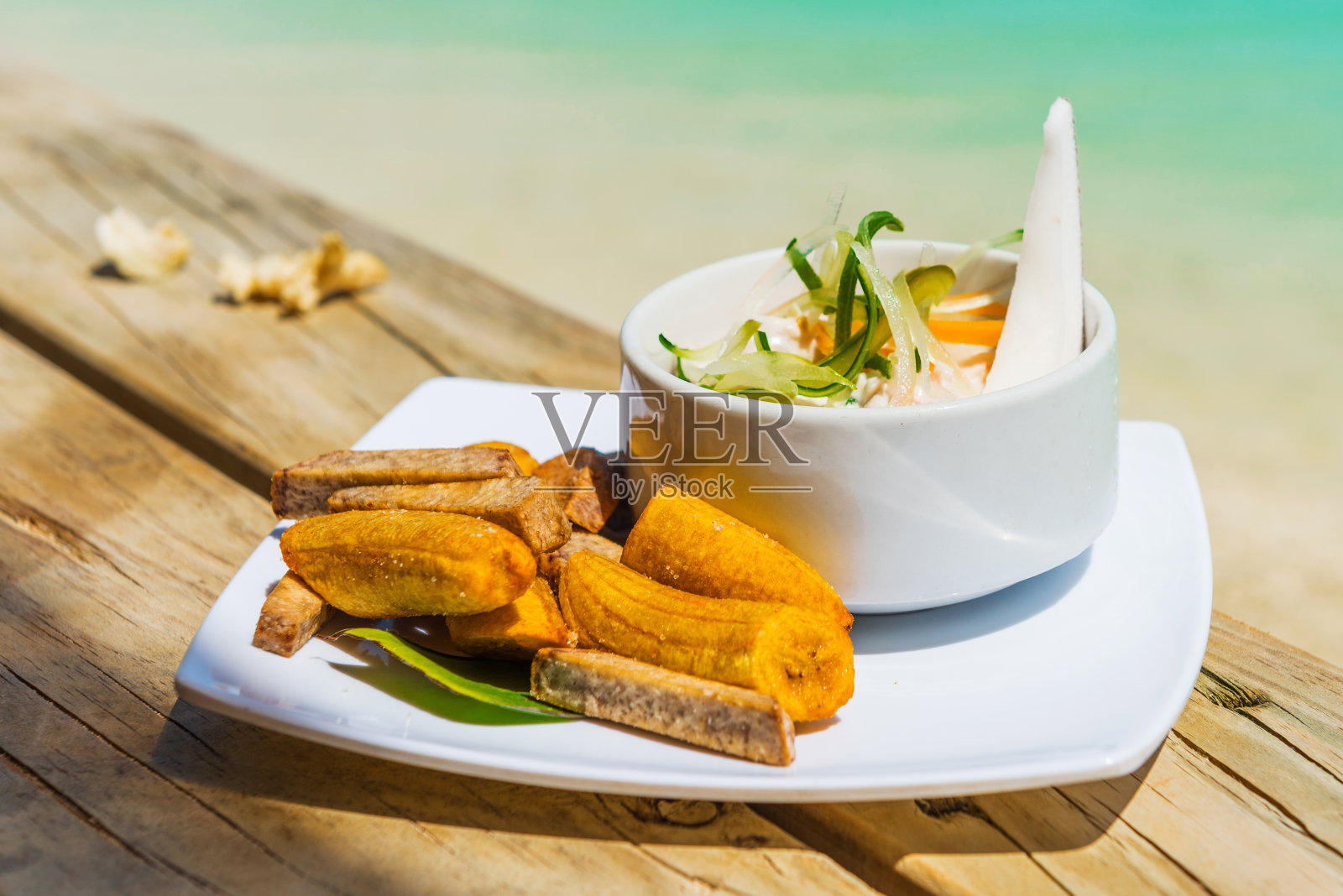 库克群岛的艾图塔基泻湖热带岛上的一种热带菜，配有香蕉和蔬菜。与选择性焦点照片摄影图片