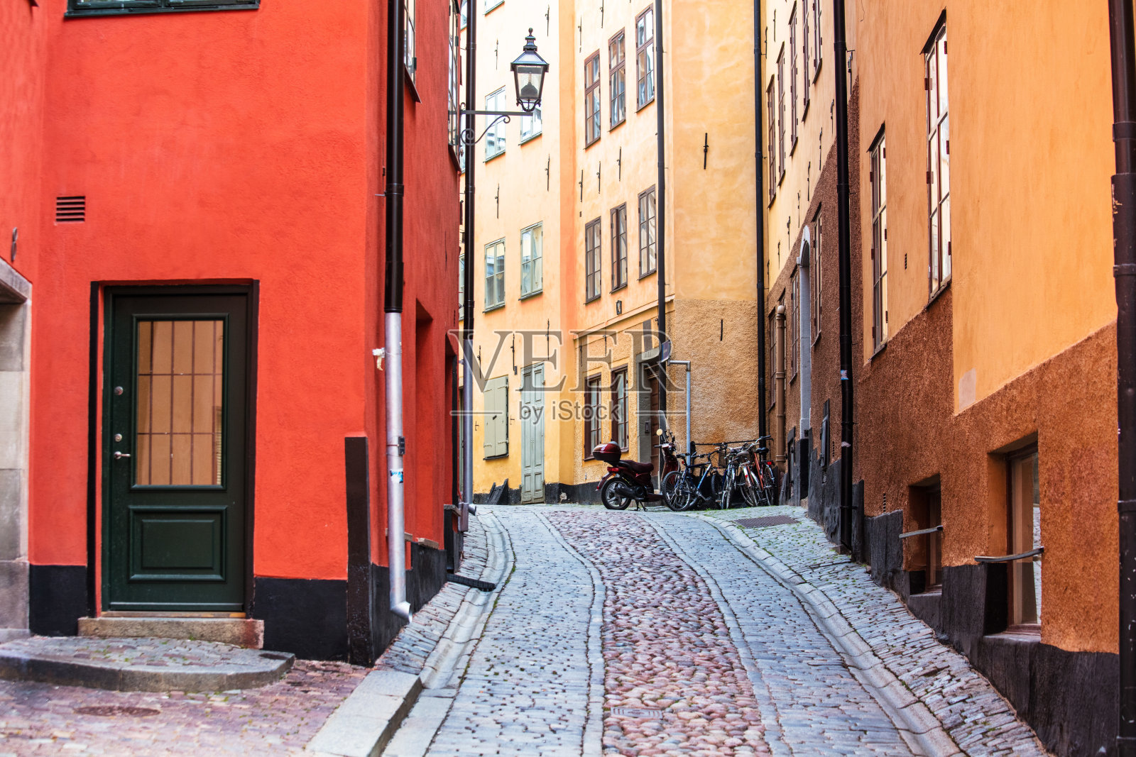 自行车在瑞典斯德哥尔摩的老街上照片摄影图片