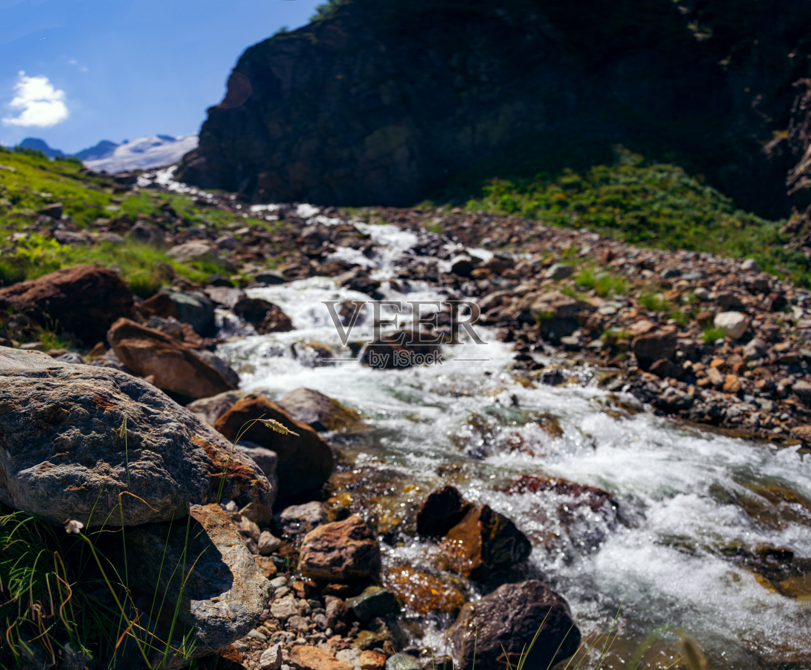 这条河从东白周围的山上的石头中流过。高加索山脉在一个夏天，晴朗的一天。Tourie湖。照片摄影图片
