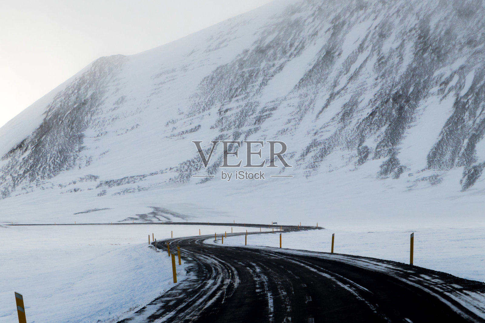 1号公路冰岛。畅通的道路在冬天被覆盖。环线，冰岛的1号线照片摄影图片