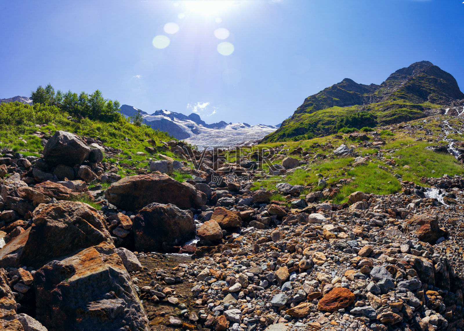 通过巨大的石头通往高山湖的道路的大全景。高加索山脉在一个夏天，晴朗的一天。东白市郊的Tourie湖。照片摄影图片