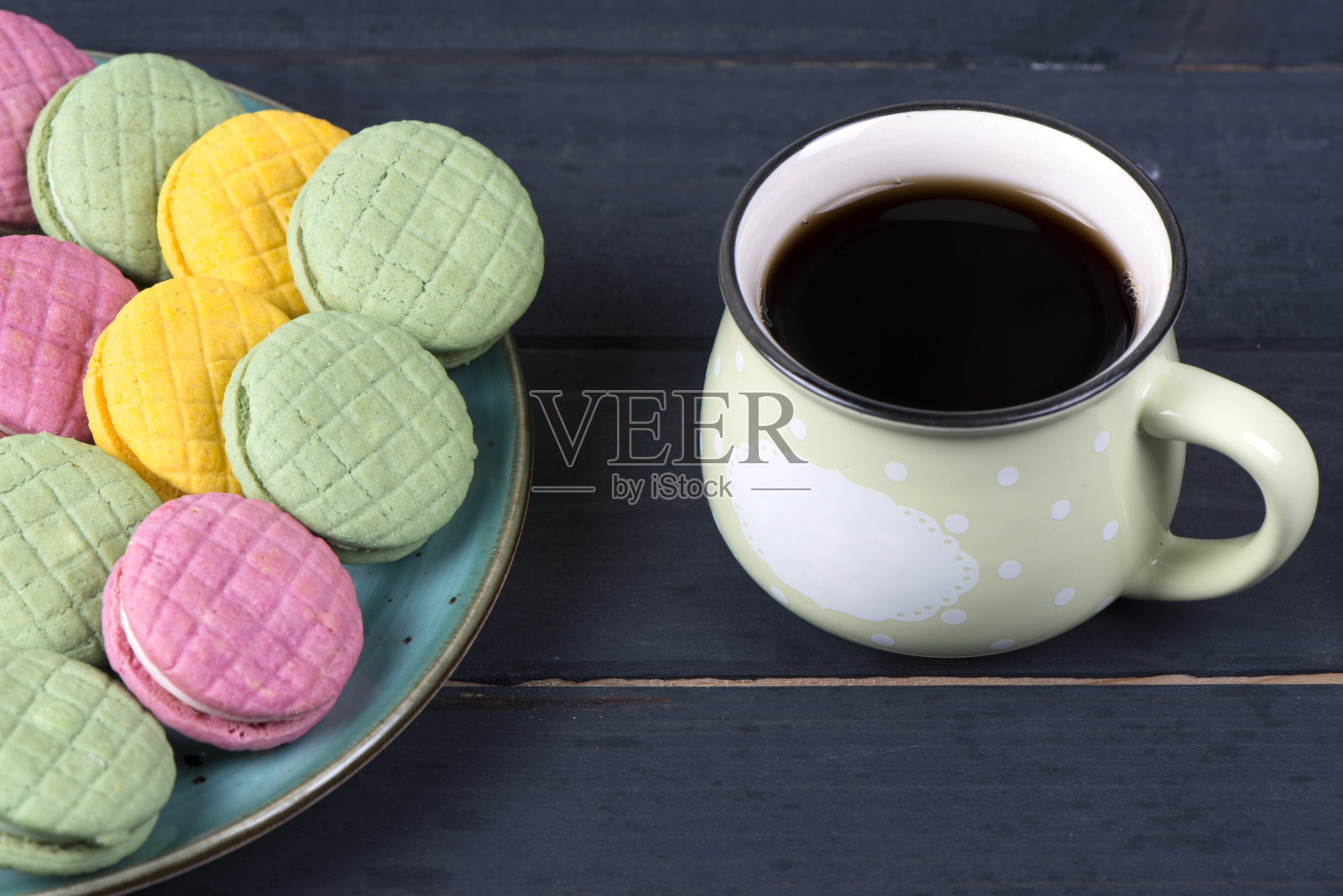 五颜六色的饼干和一杯咖啡照片摄影图片