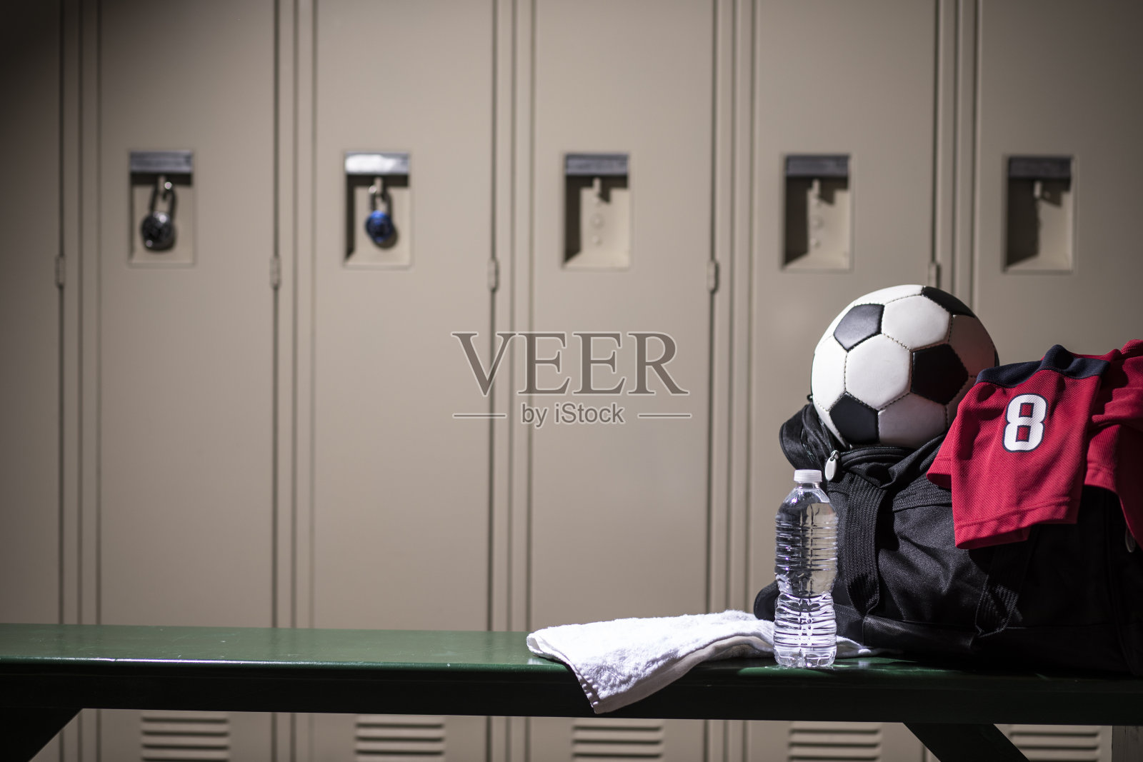 足球，学校体育馆更衣室的运动器材。照片摄影图片