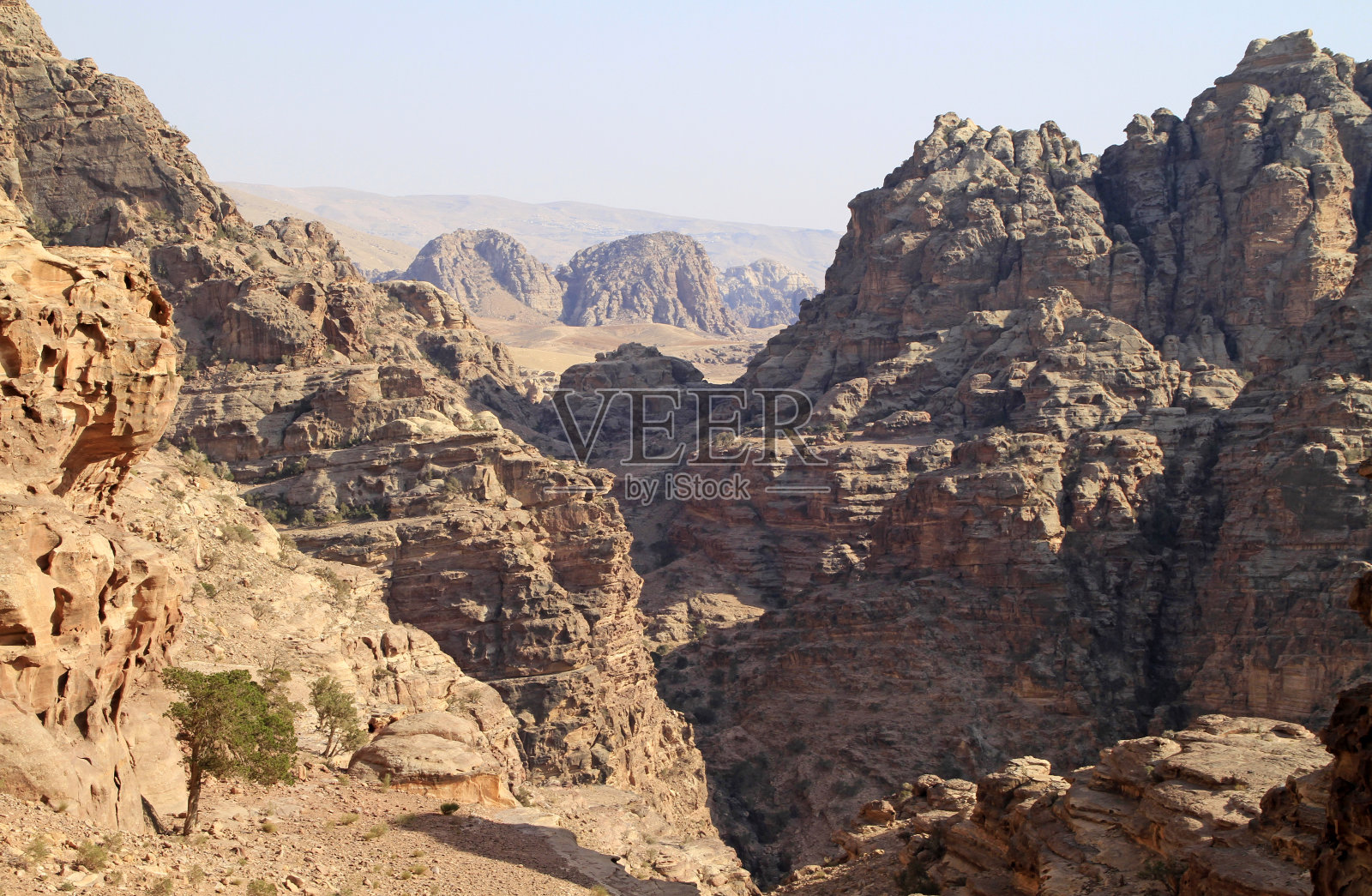 俯瞰约旦佩特拉崎岖的风景照片摄影图片
