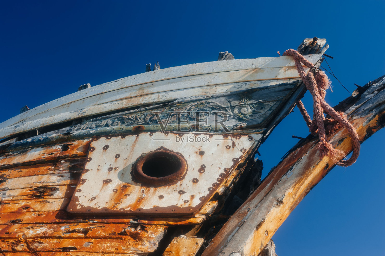 失事的渔船，木制船体，金属生锈，油漆陈旧照片摄影图片