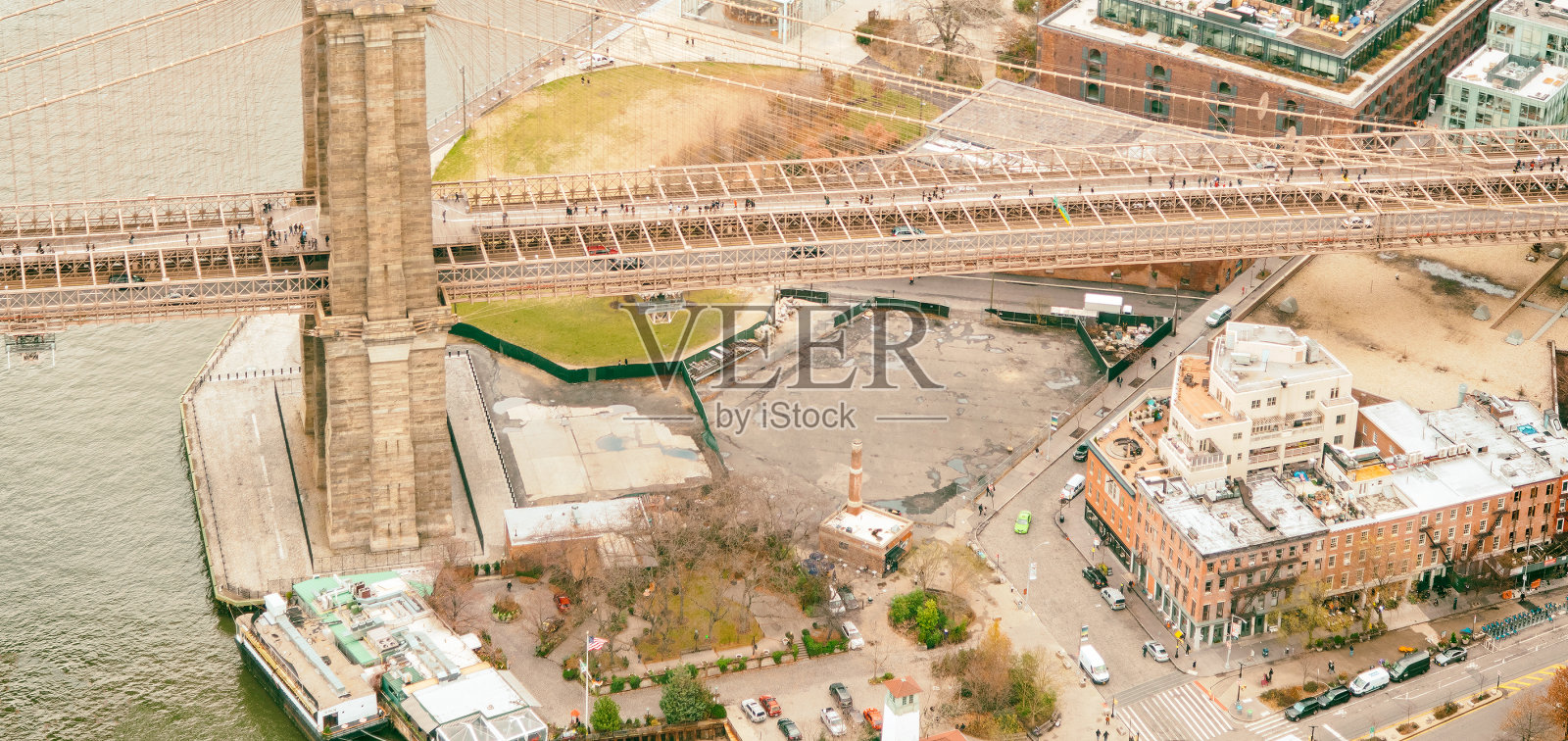 从直升机上俯瞰布鲁克林大桥，纽约市照片摄影图片
