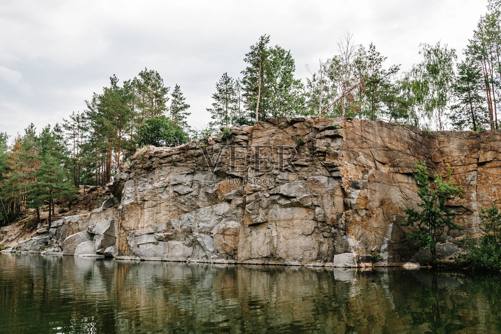 湖的背景是岩石和冷杉树。峡谷。秋天的自然。放置文本和设计。这是一个充满水的古老花岗岩采石场。照片摄影图片