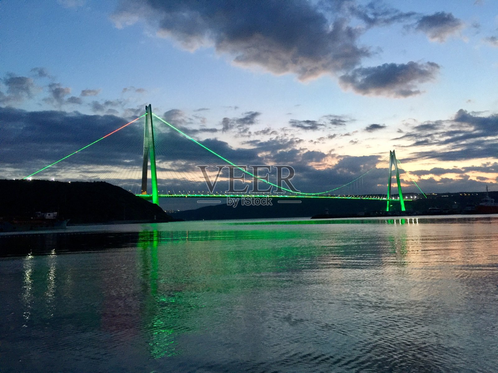 伊斯坦布尔博斯普鲁斯的亚乌兹苏丹塞利姆桥照片摄影图片