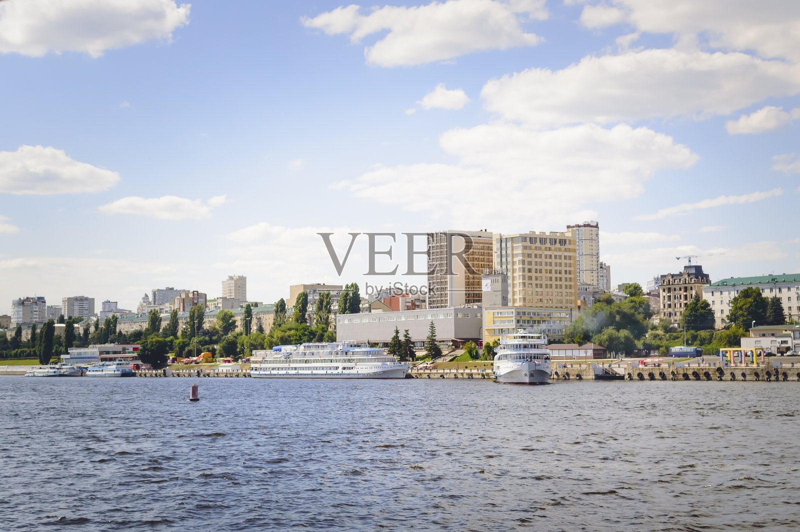 河堤，从伏尔加河到萨拉托夫市，俄罗斯。美丽的夏天的城市。照片摄影图片