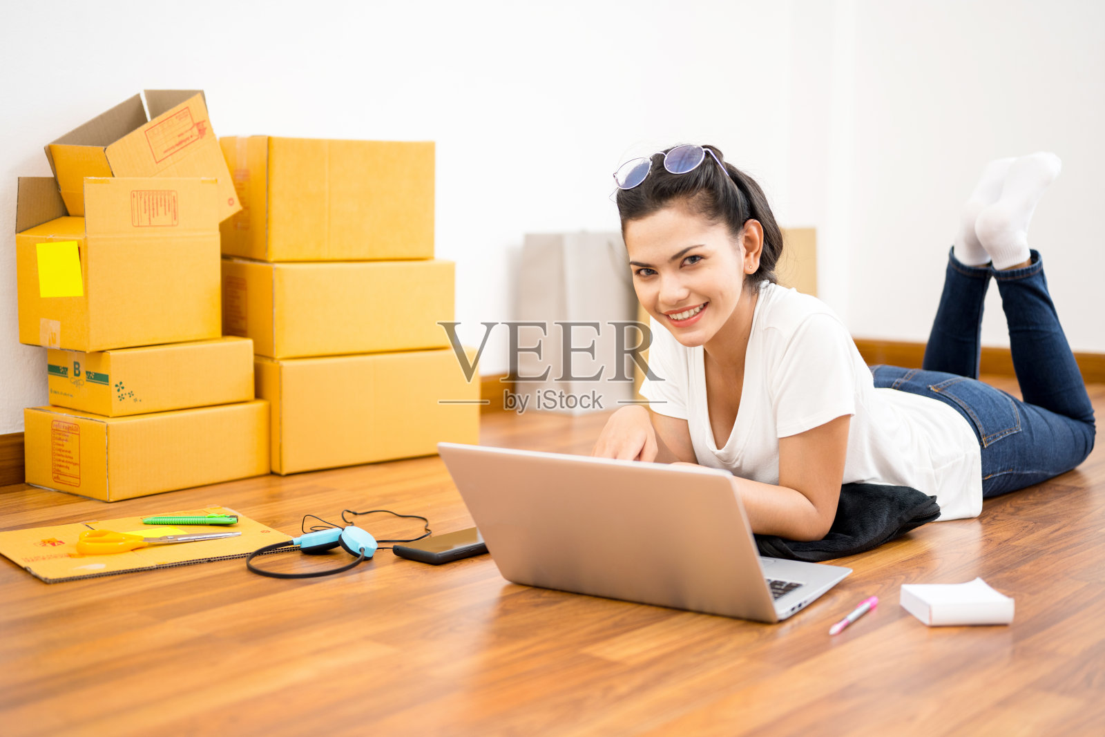 年轻的亚洲小企业主在家办公，记录采购订单。网上营销包装配送，创业中小企业或自由职业女性概念照片摄影图片