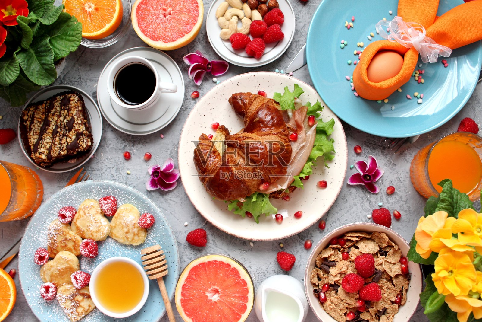 早餐食物表。节日早午餐套餐，套餐包括煎饼、羊角面包、格兰诺拉麦片、果汁和新鲜水果。照片摄影图片