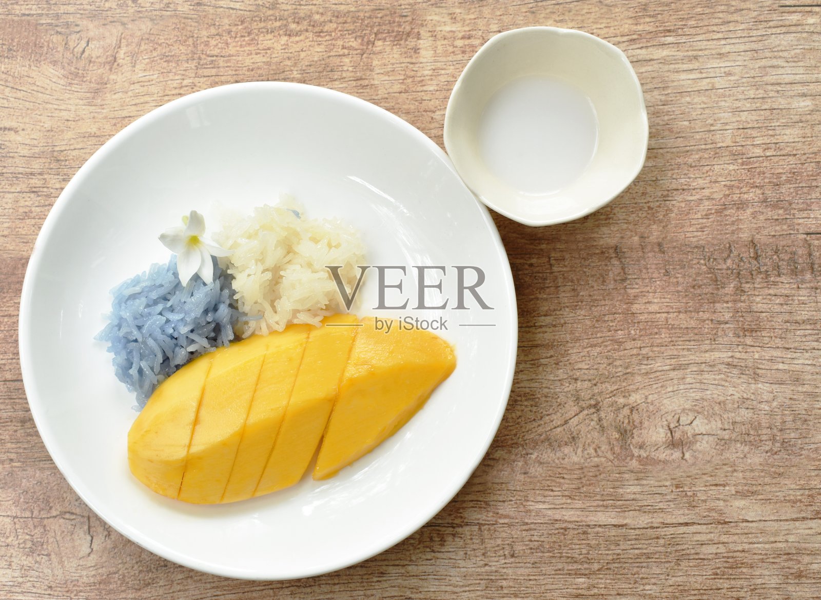 成熟的芒果配白、紫糯米拌椰奶照片摄影图片