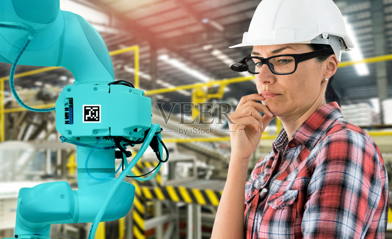 工业4.0中的虚拟增强现实技术。工程师女士戴着AR眼镜看AR服务，热监测电机检查智能工厂的智能机器人手臂机器损坏部分。照片摄影图片