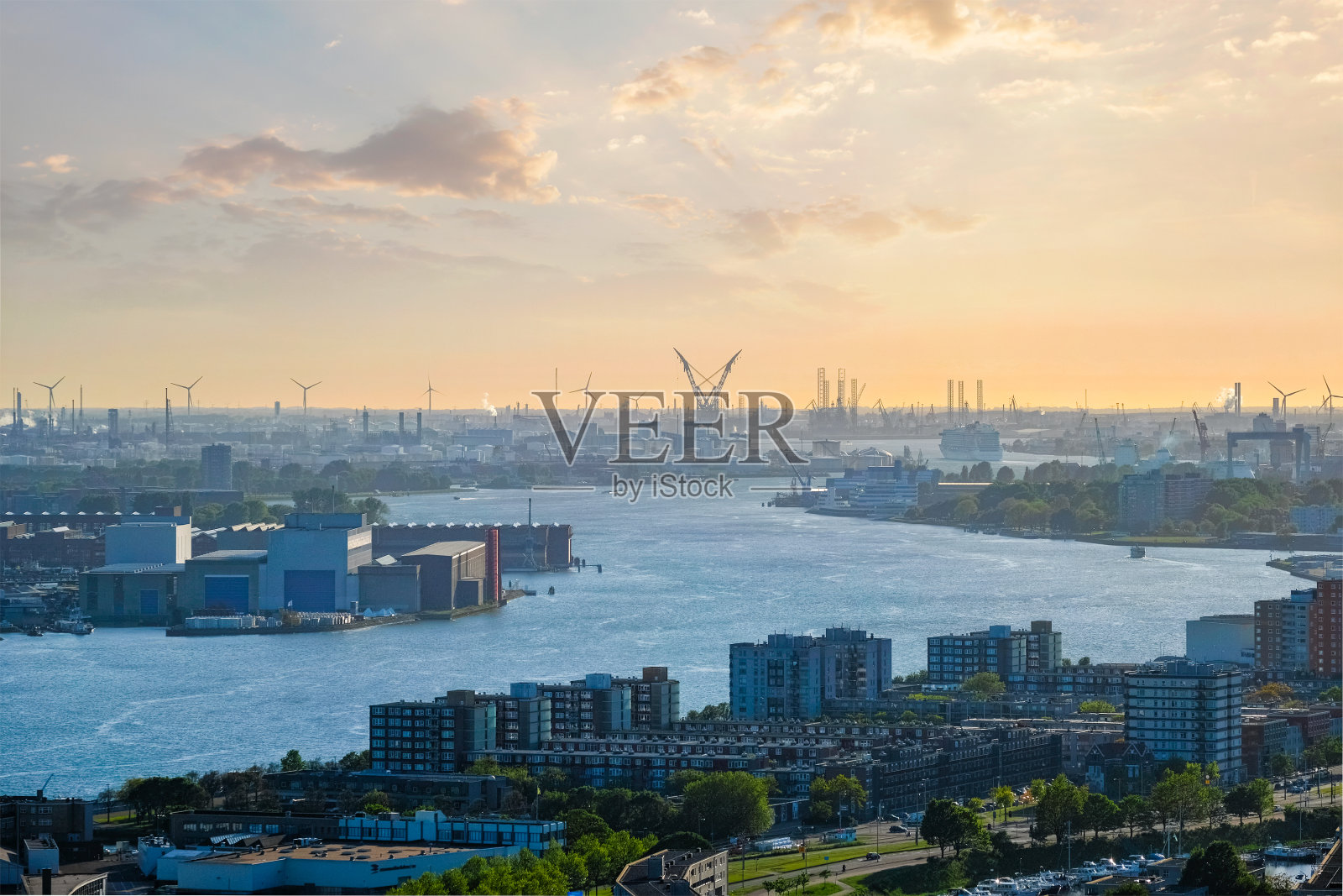 鹿特丹港口和Nieuwe Maas河的景色照片摄影图片
