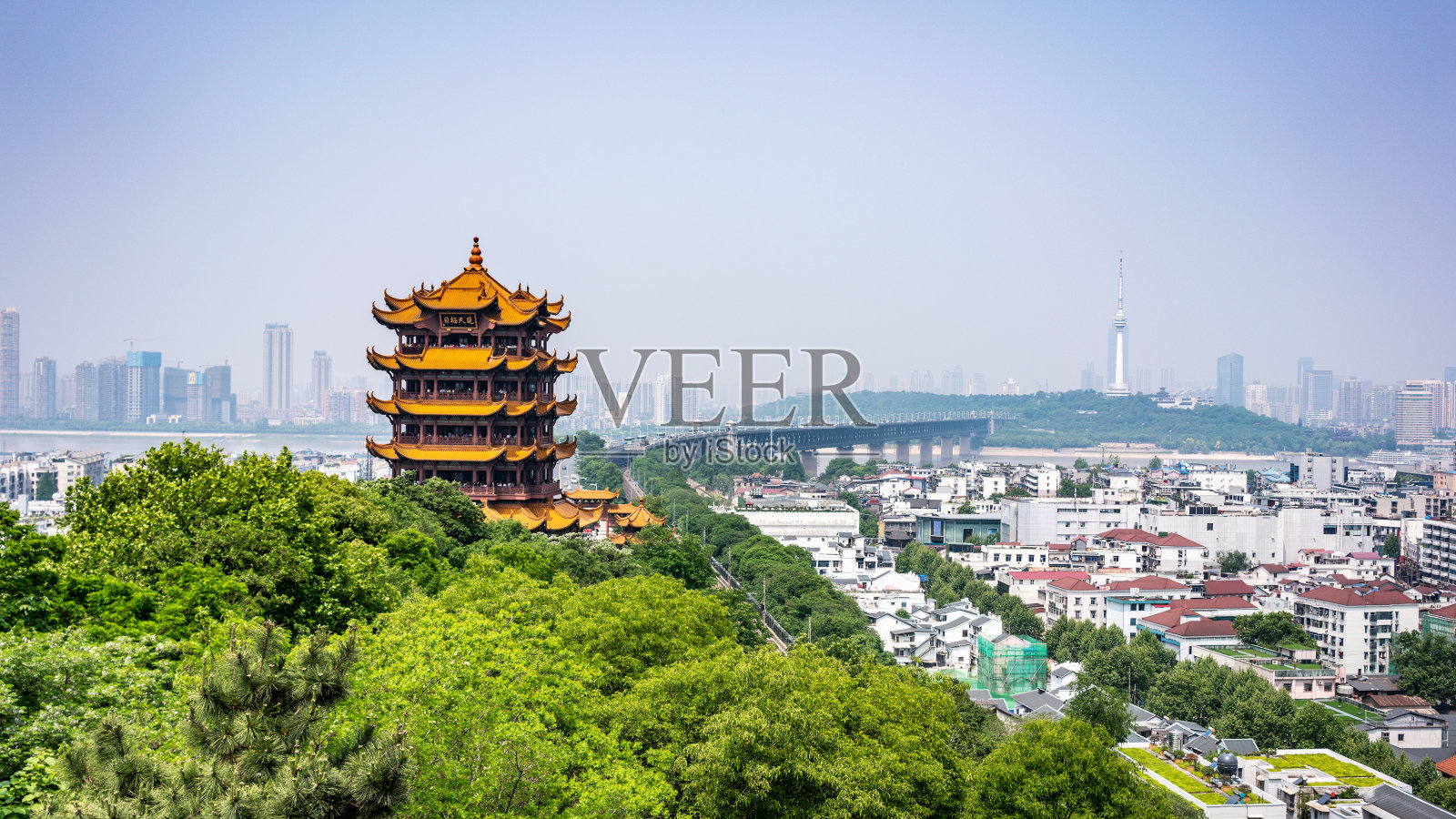 风景优美的黄鹤楼和长江大桥是中国湖北武汉的标志性建筑照片摄影图片