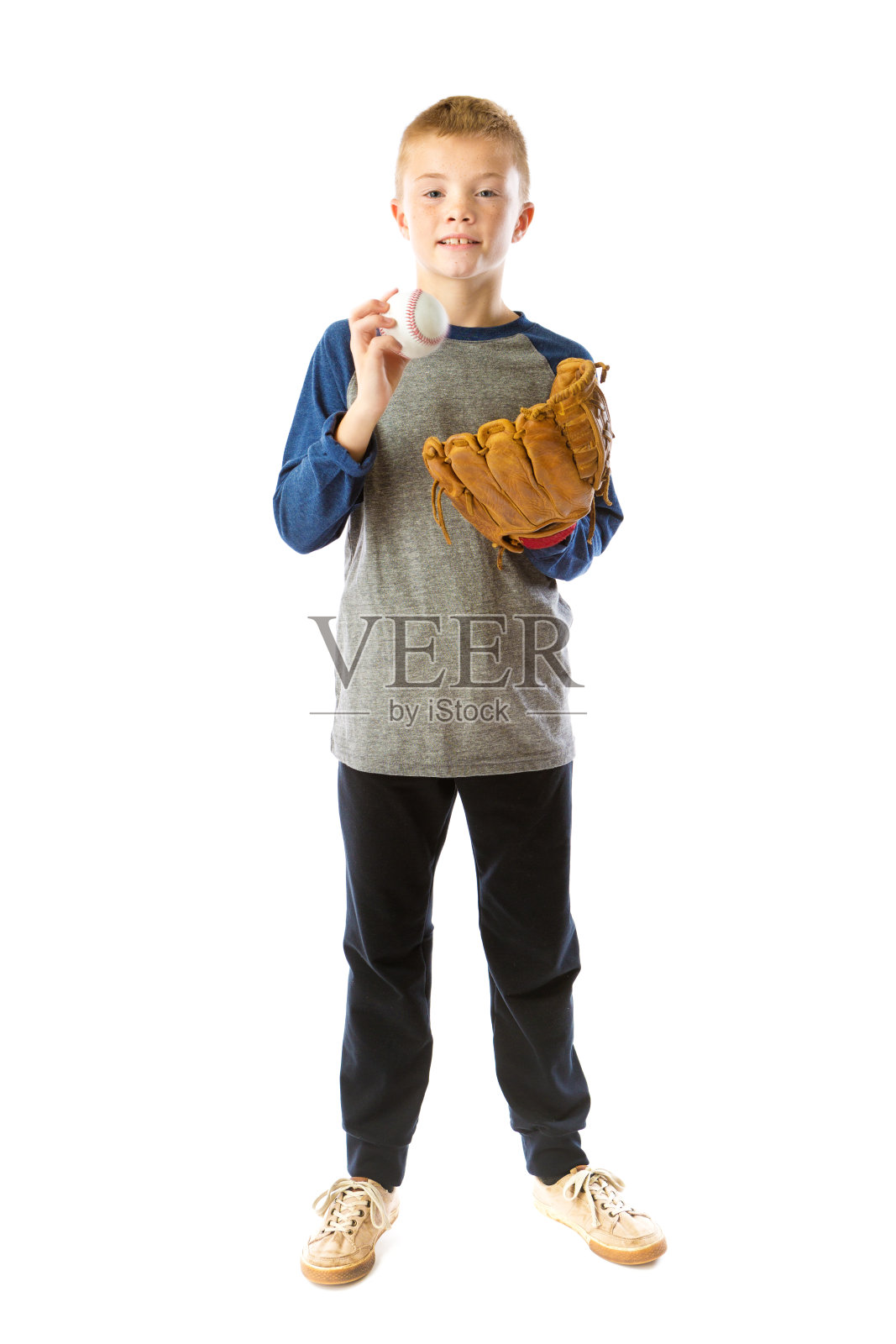 快乐的白人学校男孩运动棒球和手套在白色的背景照片摄影图片