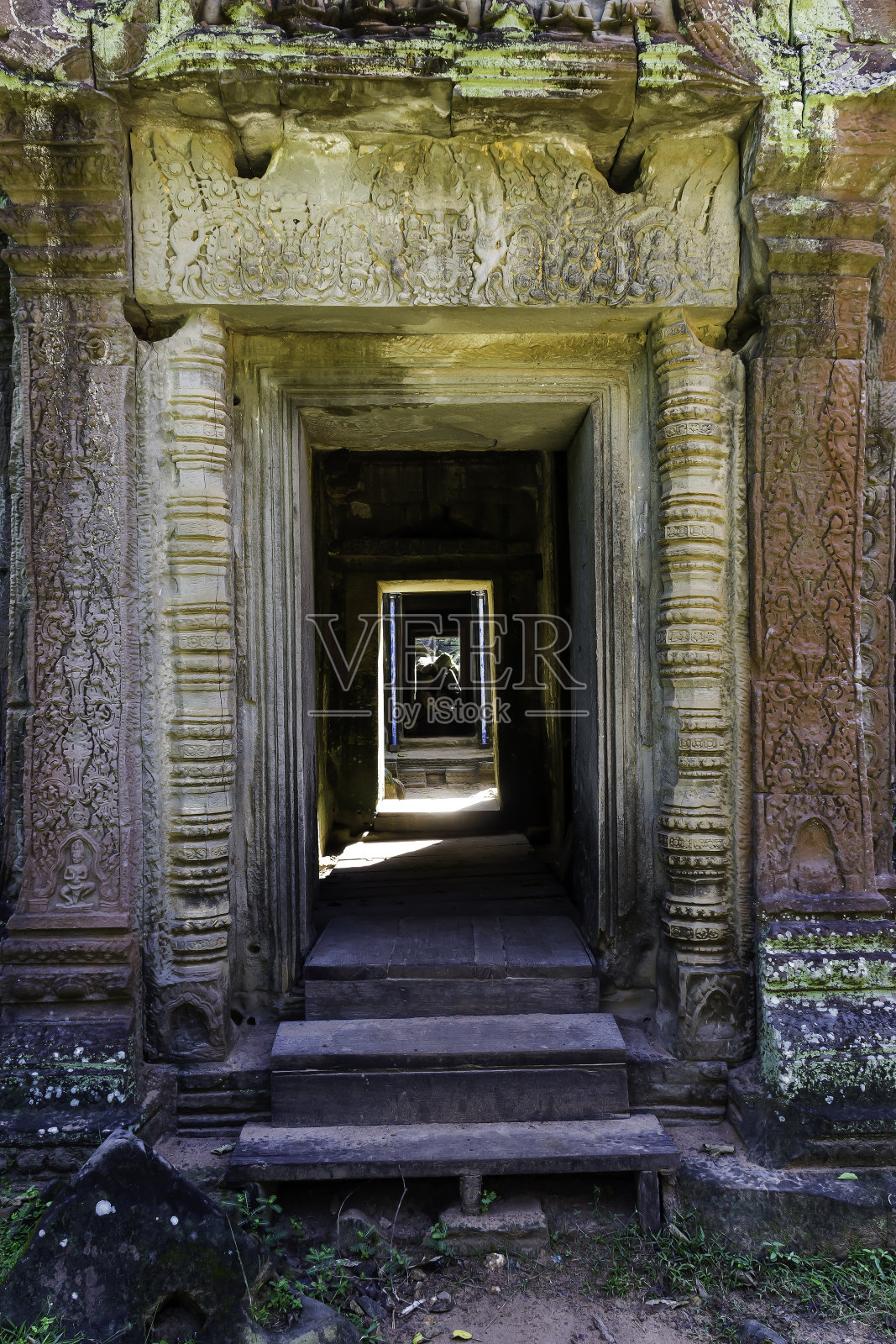古老的门入口，在暹粒的废墟寺庙照片摄影图片