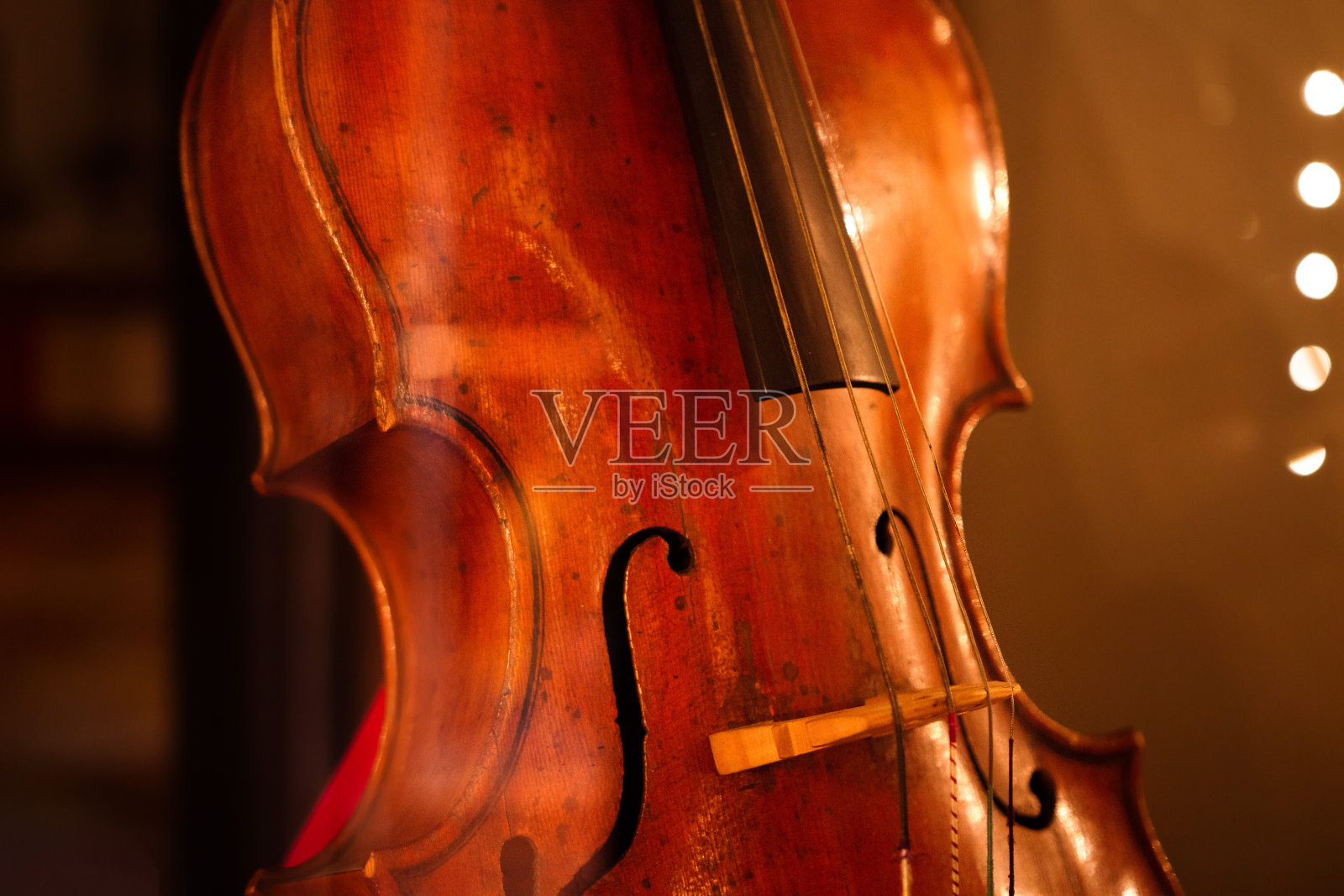 经典复古大提琴特写。大提琴照片摄影图片