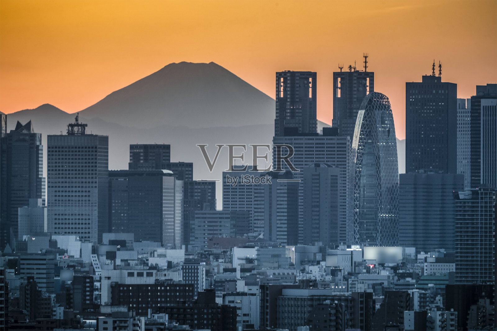 东京新宿的高楼和日落后的富士山之巅照片摄影图片