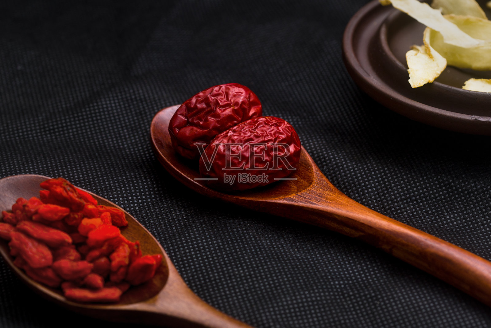 木勺勺红枣，黑底枸杞照片摄影图片