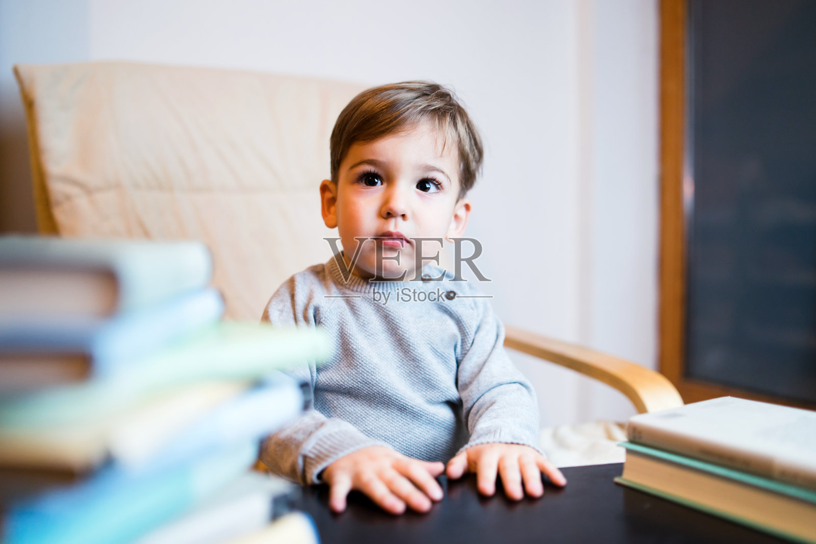 小男孩在家里玩着书寻求知识智慧照片摄影图片