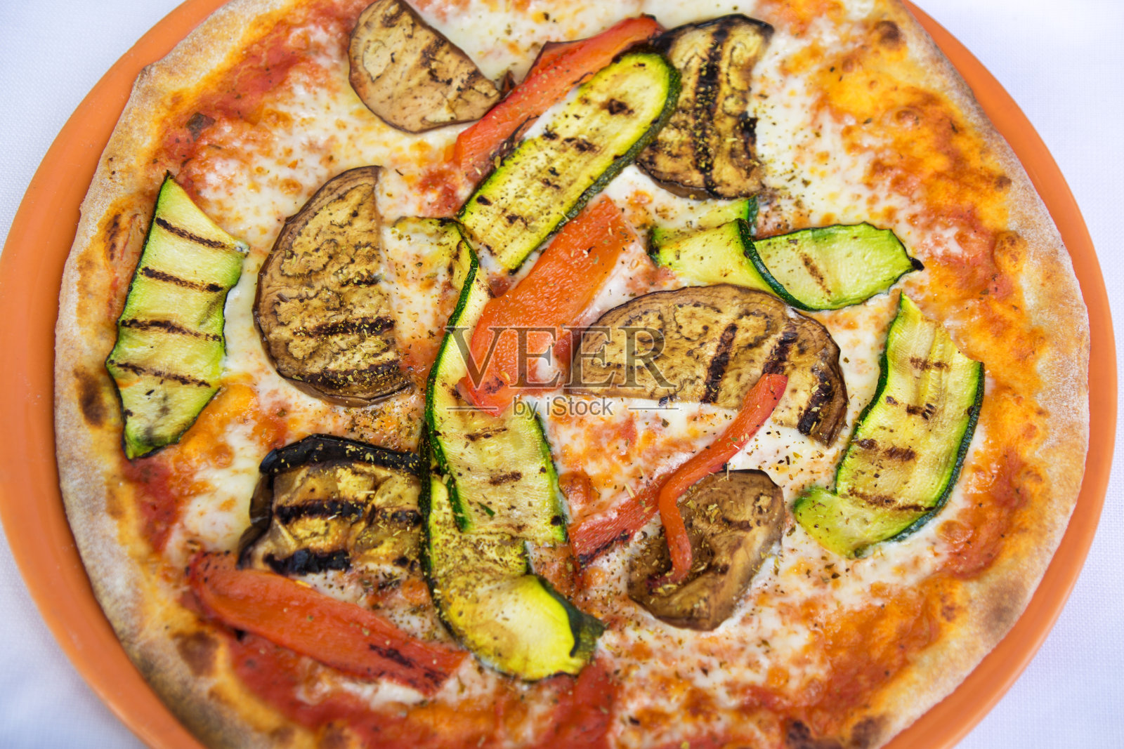 素食披萨配各种烤蔬菜照片摄影图片