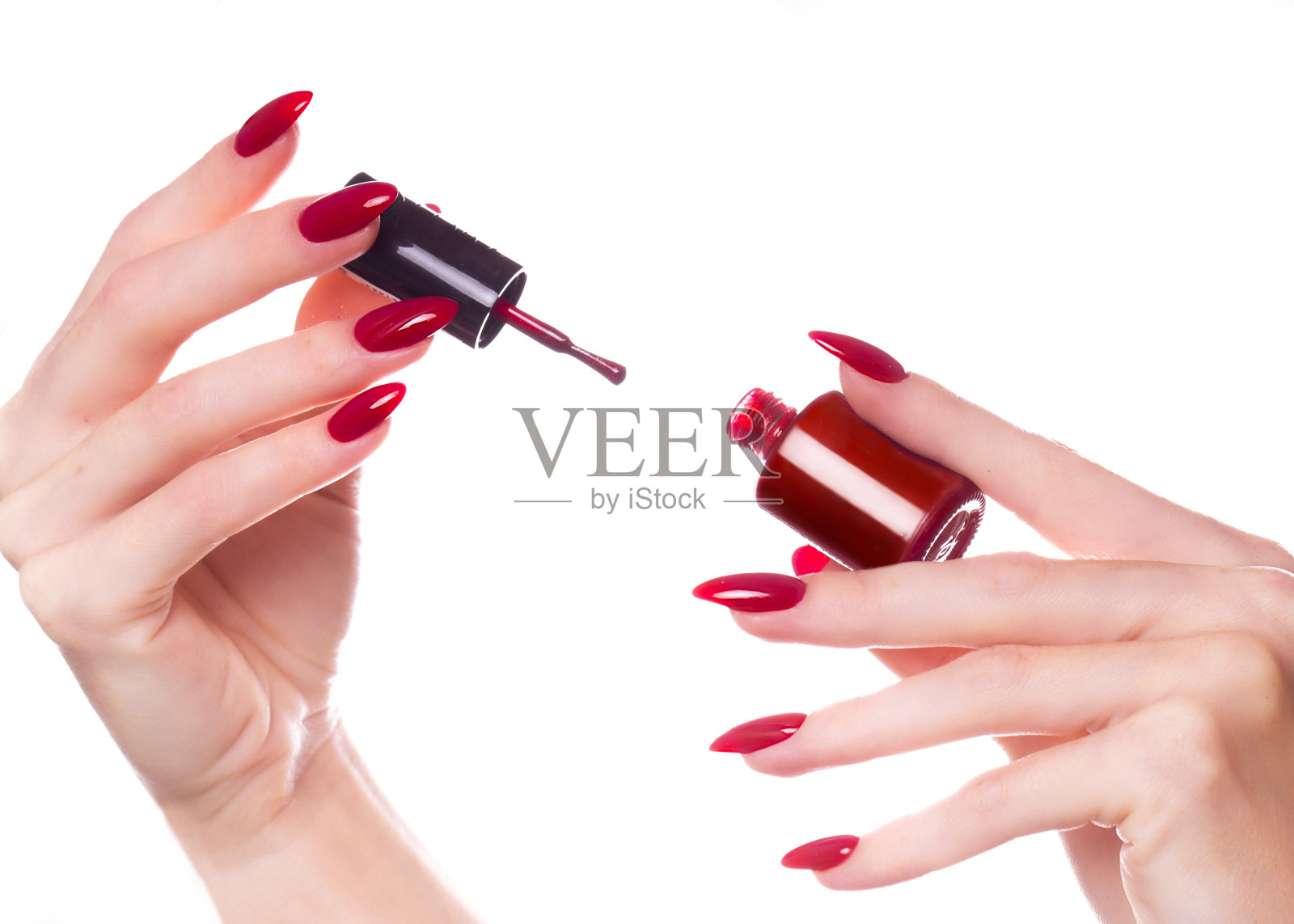 鲜艳喜庆的红色美甲在女性手上。指甲的设计照片摄影图片