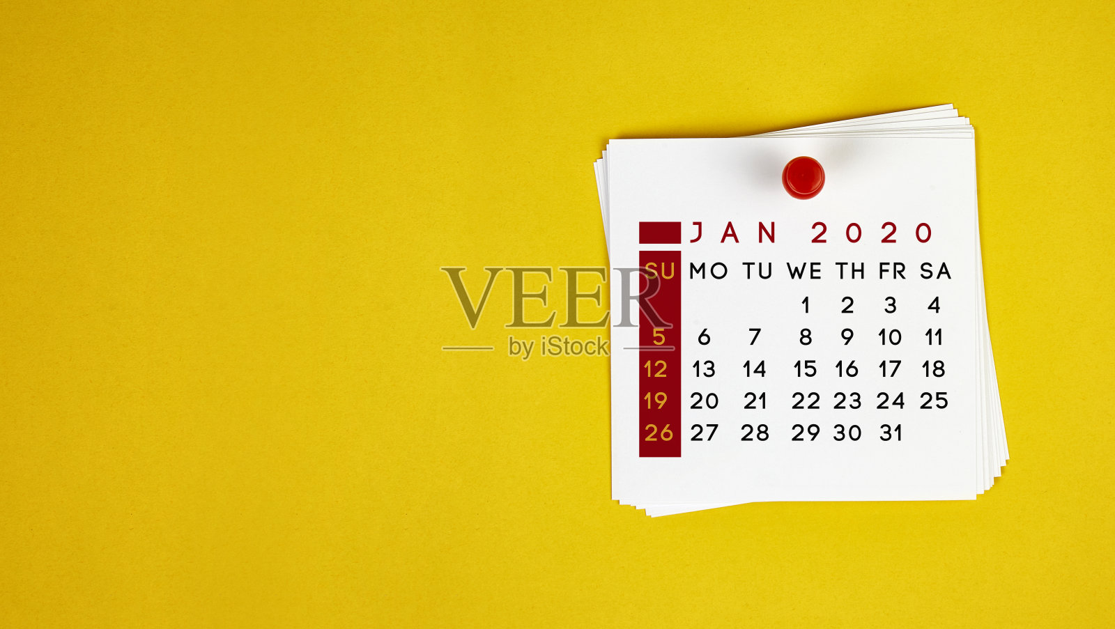 把它贴在2020年1月的黄色背景日历上照片摄影图片