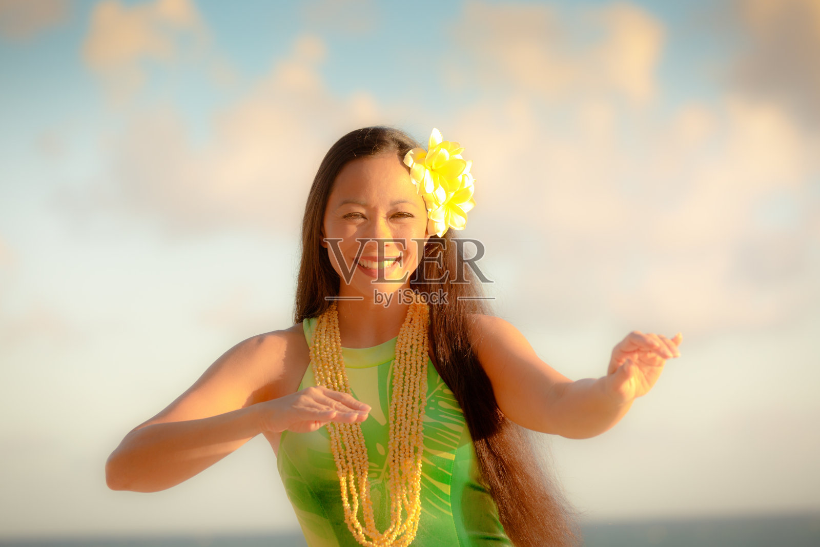 考艾岛海滩上的夏威夷草裙舞照片摄影图片