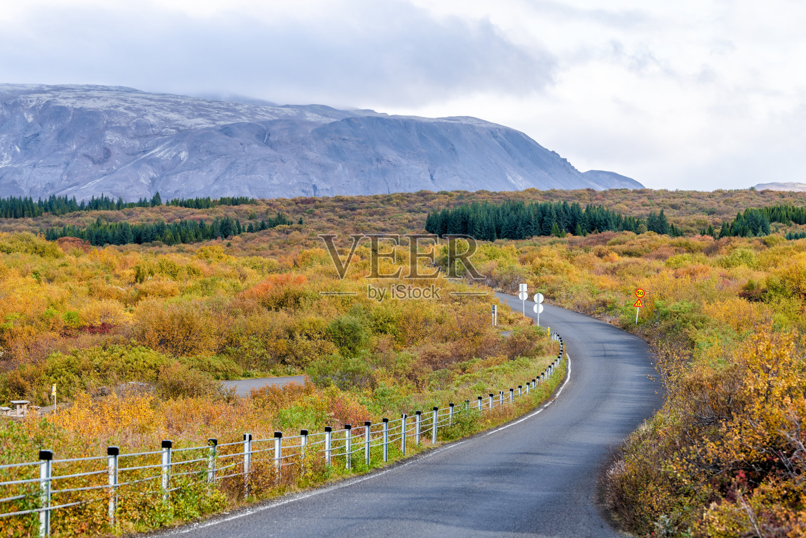 冰岛金环上的Thingvellir山的景观，小路入口公园的通行方式与秋叶照片摄影图片
