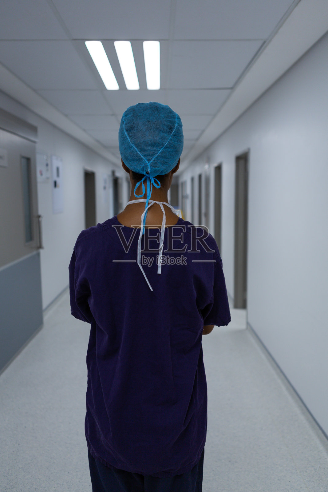 女外科医生站在医院走廊里照片摄影图片