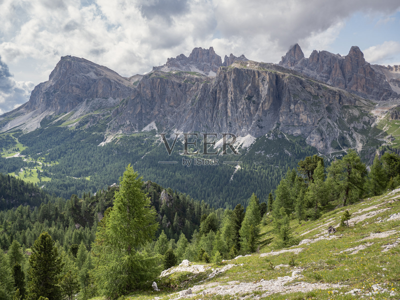 意大利Dolomites山脉的Lagazuoi Berg和Falzarego山口照片摄影图片