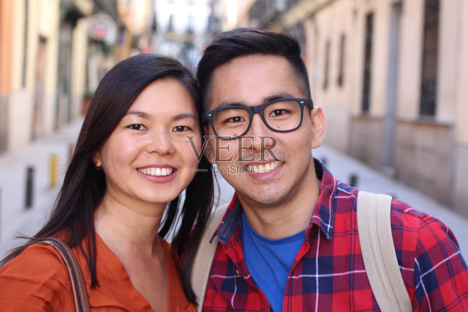 一对亚洲夫妇在户外微笑照片摄影图片
