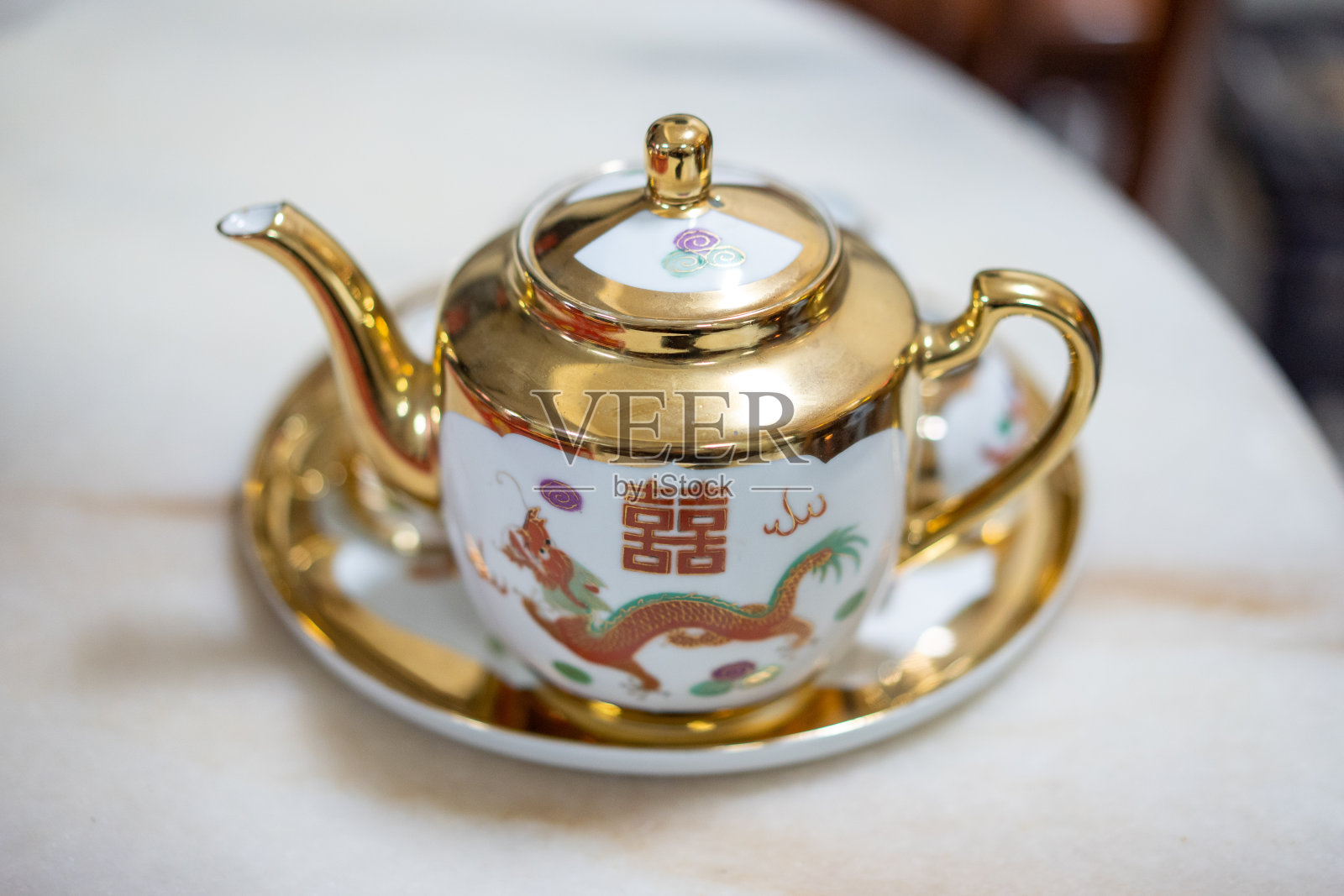 中国婚礼茶道用金茶壶和金杯照片摄影图片