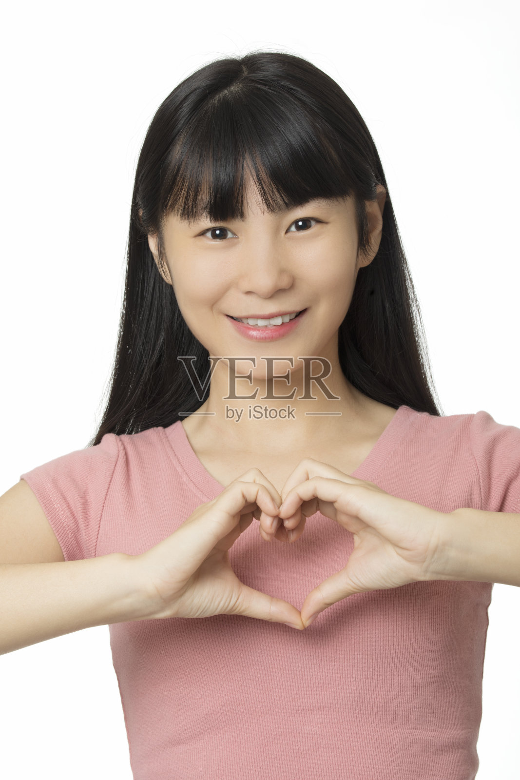 一位亚洲妇女用手做了一个心形照片摄影图片
