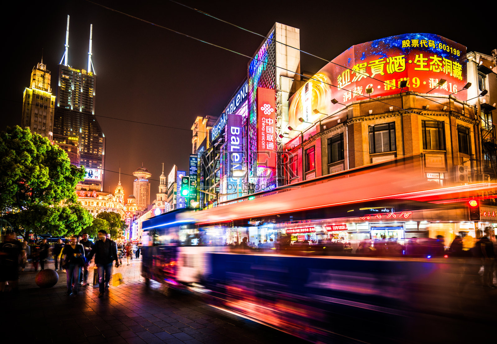 中国上海繁华的商业街照片摄影图片