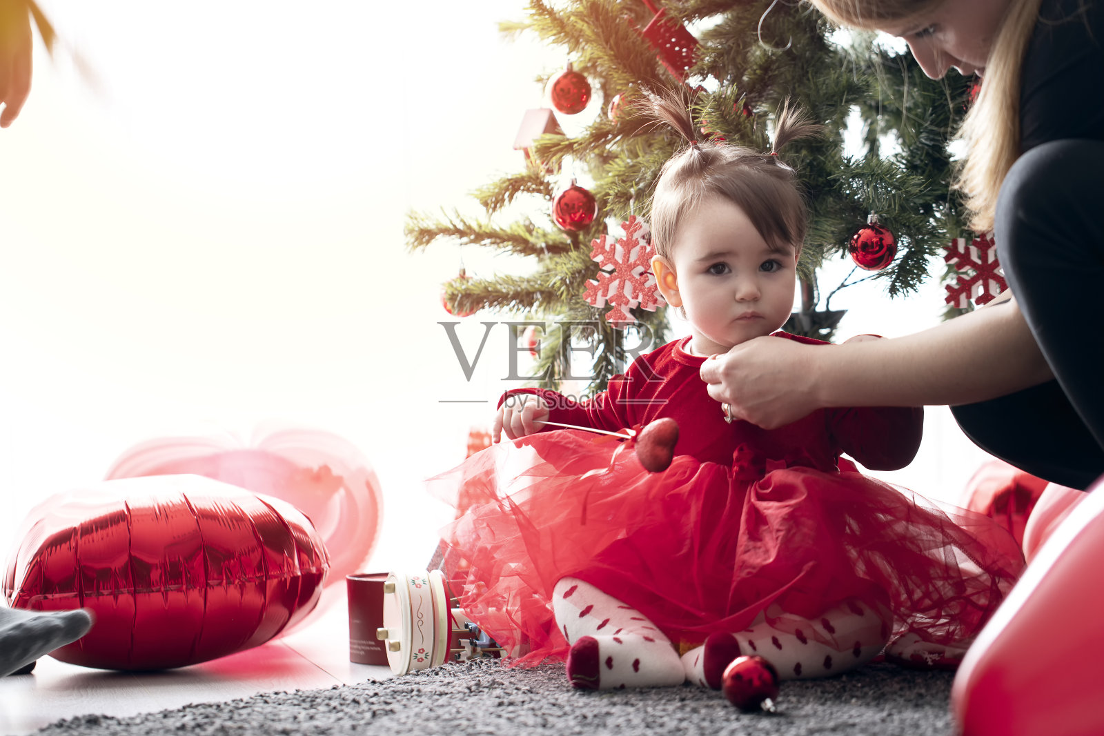 第一次圣诞派对上的漂亮小女孩照片摄影图片