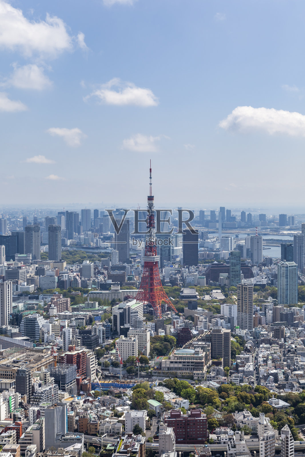 东京塔与东京城市天际线，日本照片摄影图片