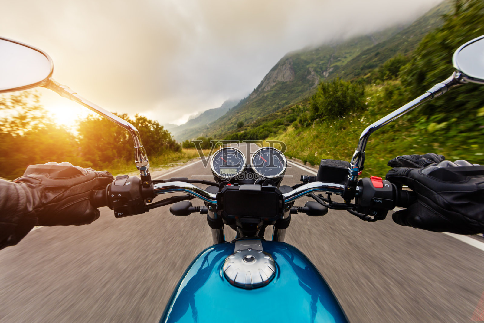 在山上骑摩托车的人照片摄影图片