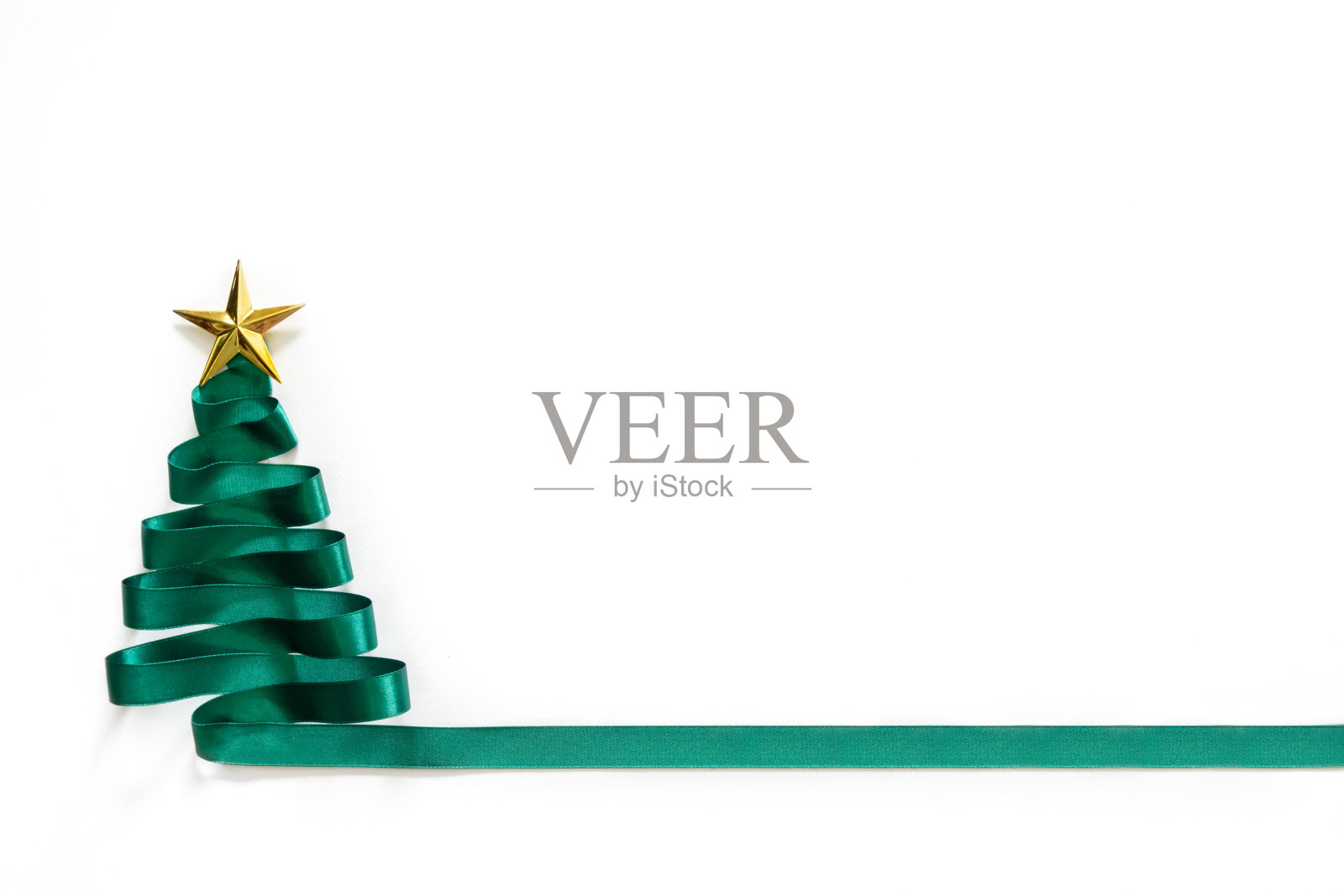 圣诞树由绿色丝带与金色星星在白色背景与复制空间插画图片素材