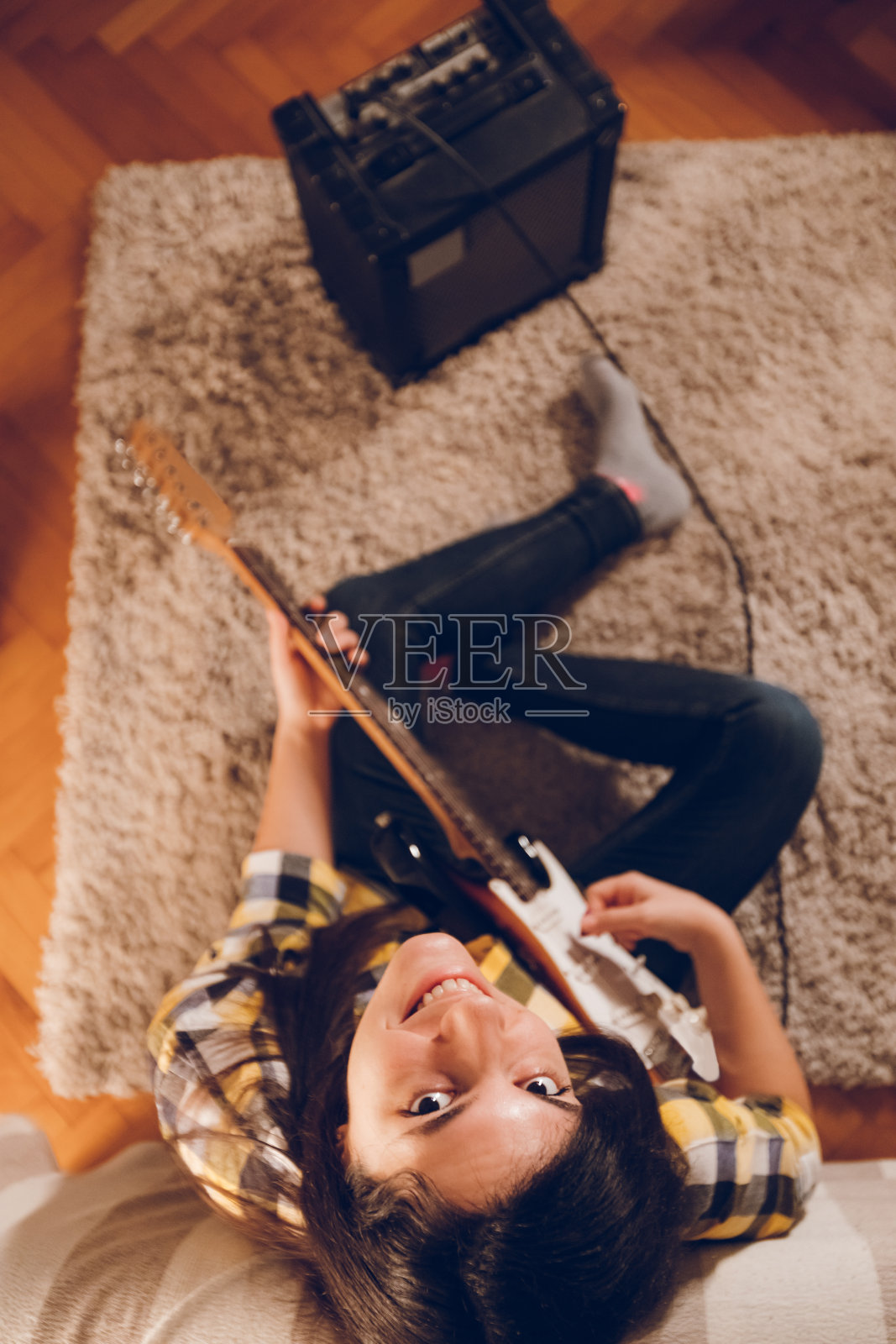 年轻女子在弹电吉他照片摄影图片