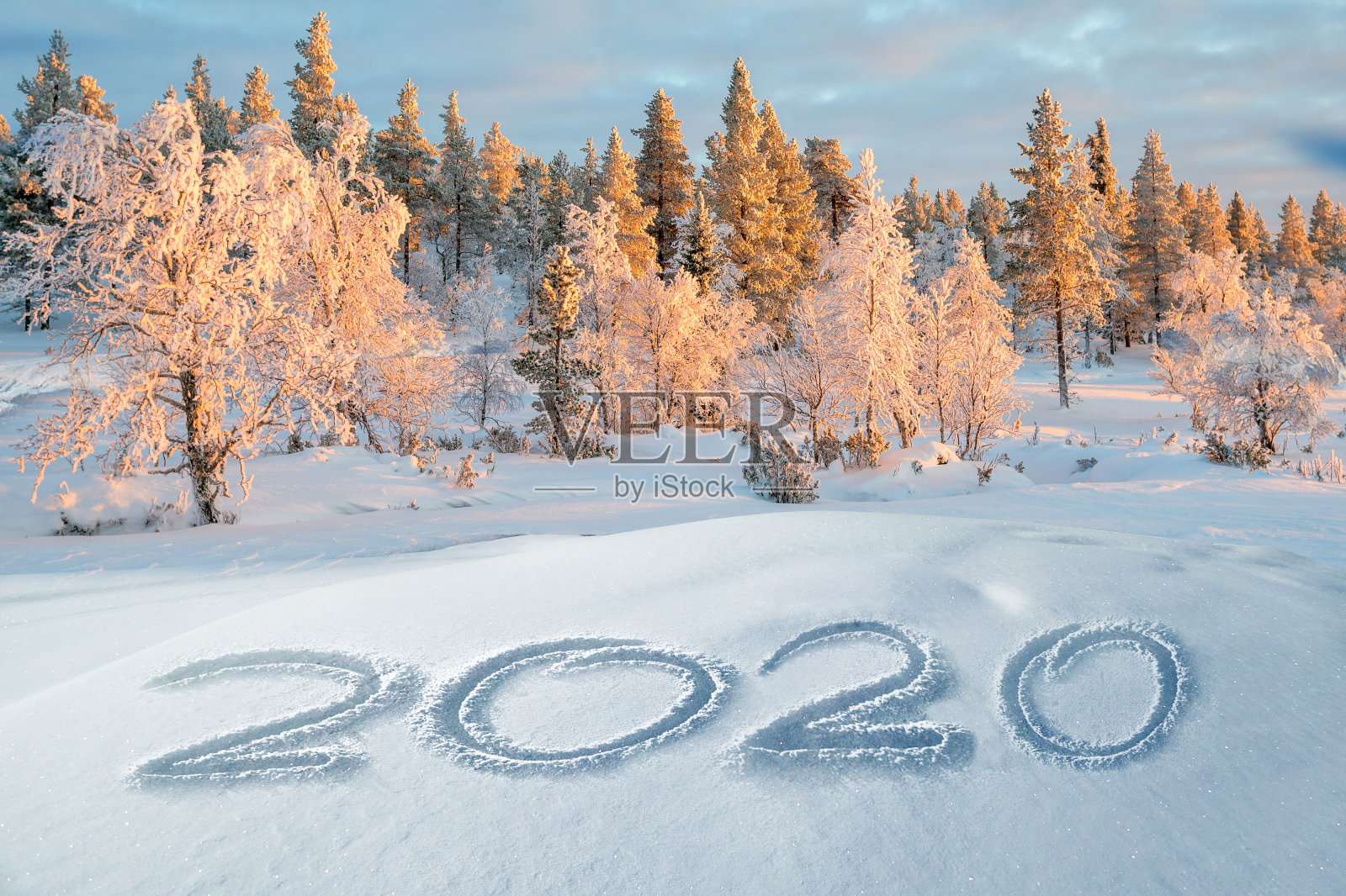 2020写在雪堆里，山景在背景里，节日贺卡照片摄影图片
