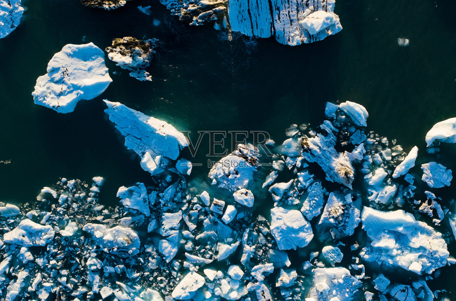 冰岛南岸的冰山，乔库萨隆冰川泻湖照片摄影图片