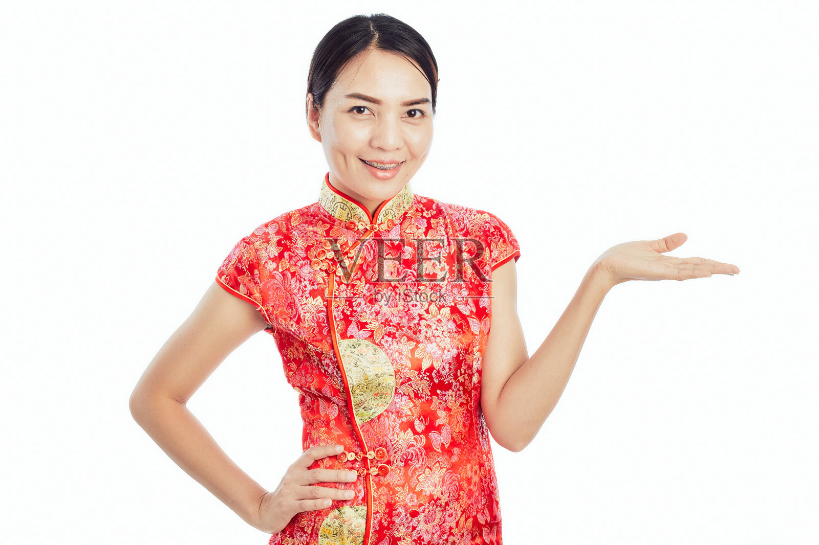 穿着中式服装的亚洲女孩用手在白色背景上呈现空间照片摄影图片